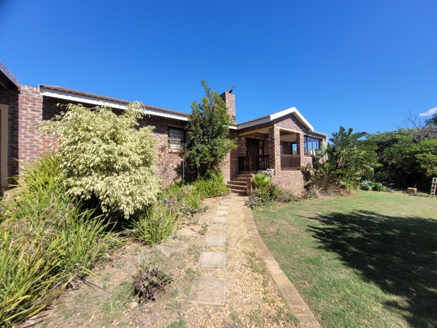 To Let 4 Bedroom Property for Rent in Wavecrest Eastern Cape